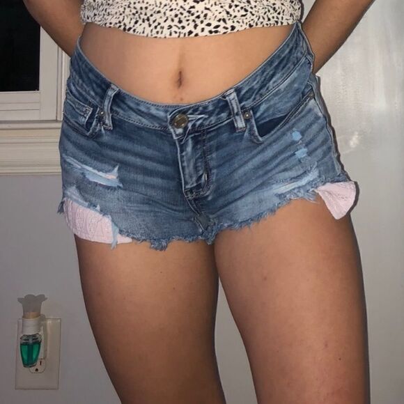 EXCELLENT DISTRESSED CONDITION WOMEN’S 4 AMERICAN EAGLE SHORTIE W/LACE POCKETS - Picture 3 of 9
